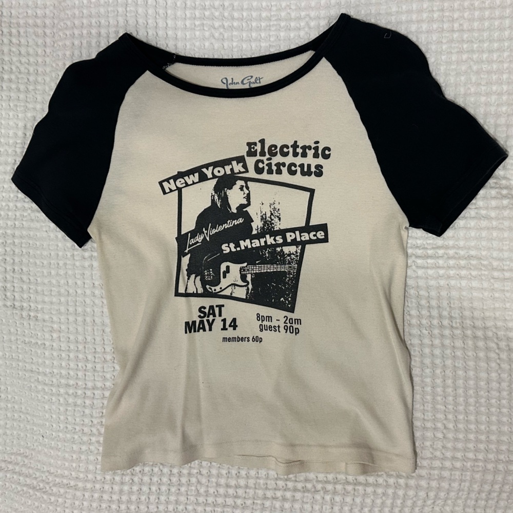 BRANDY MELVILLE GRAPHIC BABY TEE